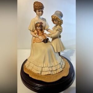 Beautiful Vintage Limited Edition Muiscal
Figurine Woman and Daughters